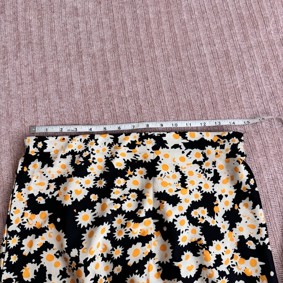 Floral Daisies Midi Skirt Black Cream Yellow Size Medium - Picture 9 of 9